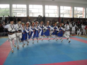 Танцувахме пред каратеките